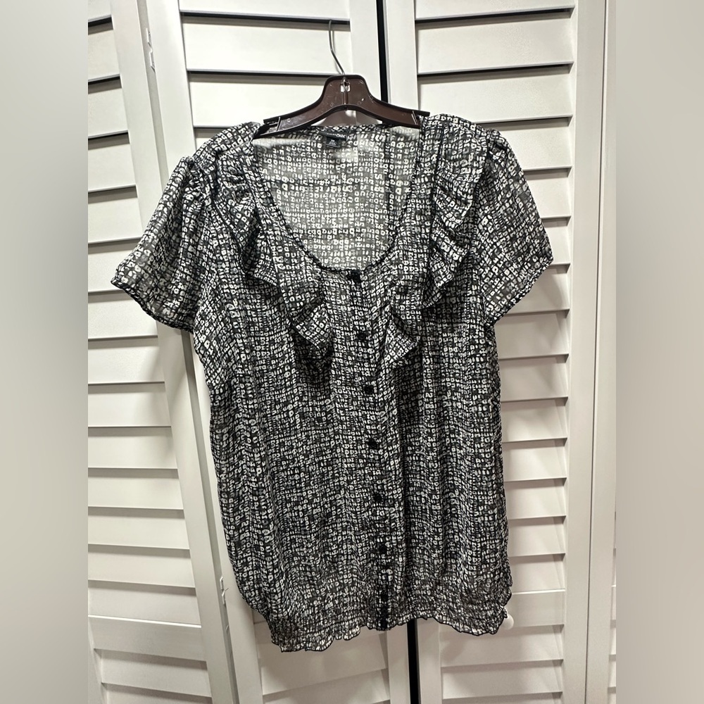 East 5th Black and White Graphic Print Blouse